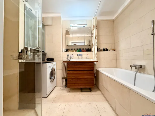 Bad (Badewanne, Glasdusche und Waschtisch)