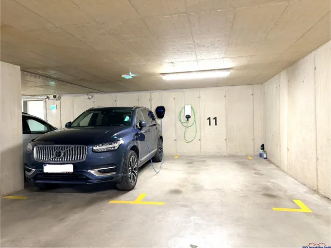 Garagenplatz mit Elektroladestation