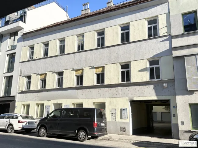 Klassisches Mittelzinshaus mit ca. 92% Leerstand und bewilligtem Dachgeschoss-Ausbau sowie sieben Garagenplätzen - Titelbild