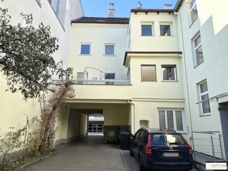 Klassisches Mittelzinshaus mit ca. 92% Leerstand und bewilligtem Dachgeschoss-Ausbau sowie sieben Garagenplätzen