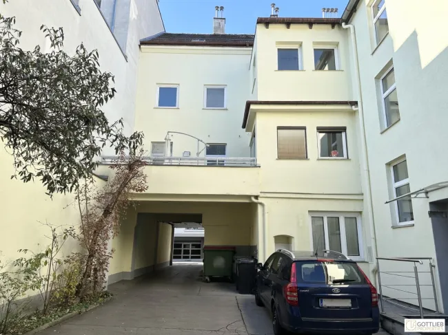Klassisches Mittelzinshaus mit ca. 92% Leerstand und bewilligtem Dachgeschoss-Ausbau sowie sieben Garagenplätzen - Bild