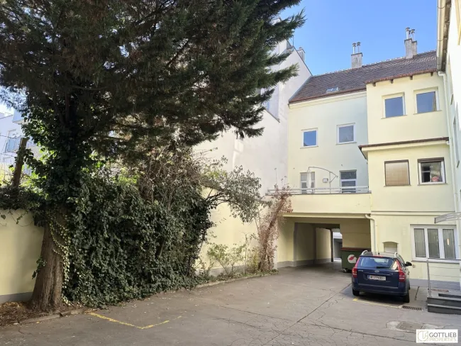 Klassisches Mittelzinshaus mit ca. 92% Leerstand und bewilligtem Dachgeschoss-Ausbau sowie sieben Garagenplätzen - Bild