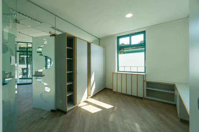 Büro mit Pendelglastüre