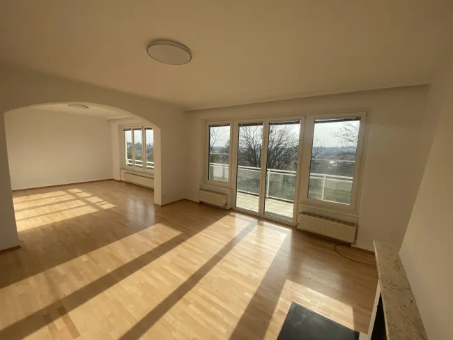 Großzügige 5 Zimmer Wohnung in Toplage mit Terrasse und Pool - Gartenmitbenützung - Titelbild
