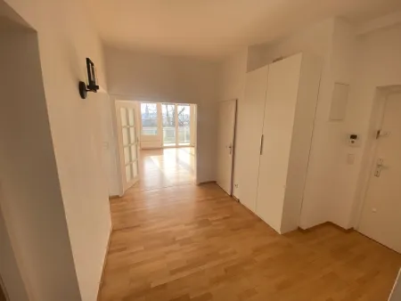 Großzügige 5 Zimmer Wohnung in Toplage mit Terrasse und Pool - Gartenmitbenützung