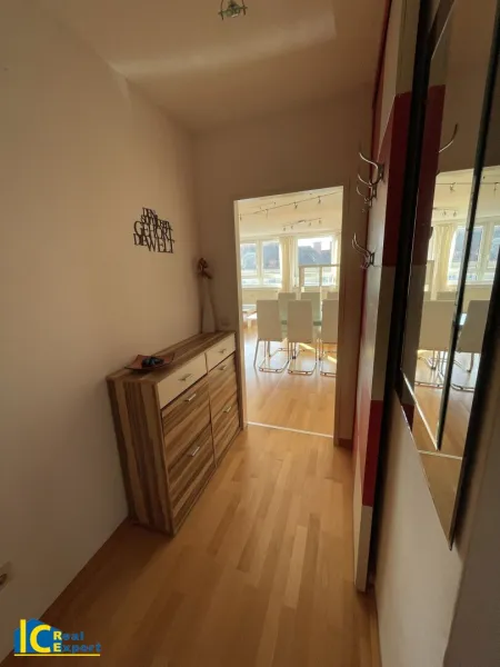 Zentrales Vorzimmer, mit Schiebetürenschrank