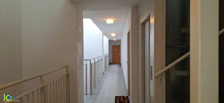 Gepflegtes Stiegenhaus mit Aufzug