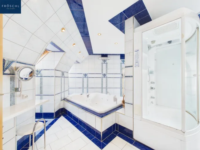 Blick zur Badewanne und Dusche