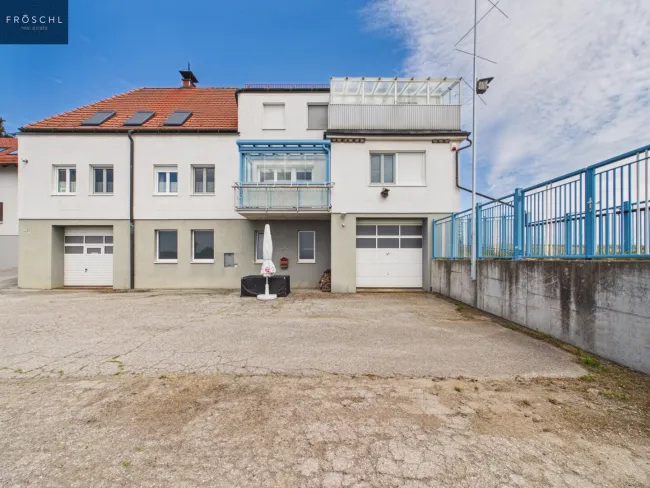 Ansicht Wohnhaus von den Abstellplätzen