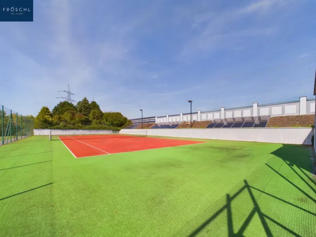 Tennisanlage mit Flutlicht