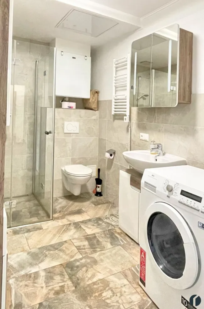 Bad mit Dusche und WC