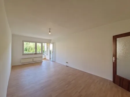 Hier wollen Sie bleiben: 2 Zimmer mit verglastem Südbalkon in Ruhelage!