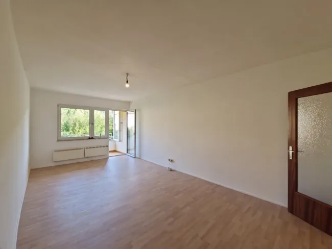 Hier wollen Sie bleiben: 2 Zimmer mit verglastem Südbalkon in Ruhelage! - Bild