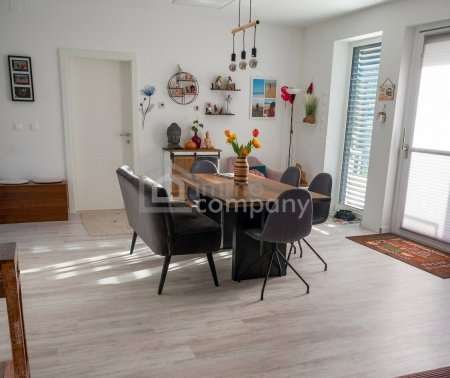 Zwei moderne Wohneinheiten mit Badeteich-Blick: ideal für zwei Familien