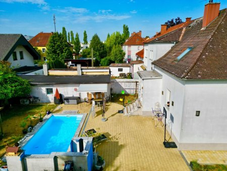 Familienfreundliche DHH in Wels: 4 Schlafzimmer, Pool, Kachelofen & Nebengebäude