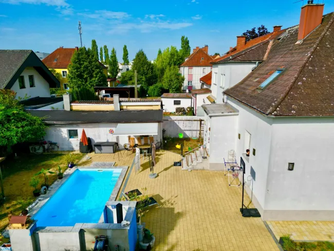 Familienfreundliche DHH in Wels: 4 Schlafzimmer, Pool, Kachelofen & Nebengebäude - Bild
