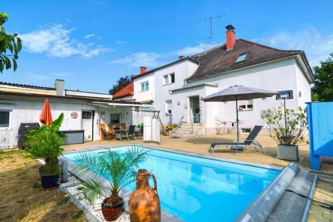 Familienfreundliche DHH in Wels: 4 Schlafzimmer, Pool, Kachelofen & Nebengebäude - Titelbild