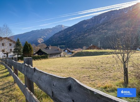 Hinter dem Blau der Berge.