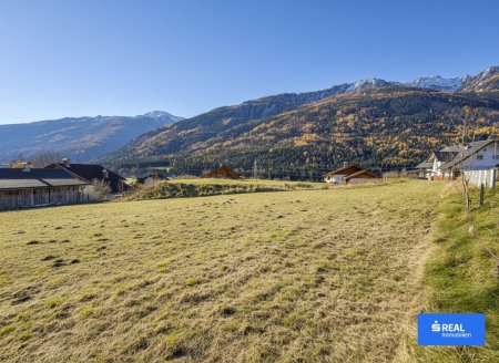Hinter dem Blau der Berge.