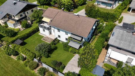Doppelhaushälfte mit 2 getrennten Wohneinheiten, Garten, Balkon & 5 Stellplätzen in Perwang am Grabensee!