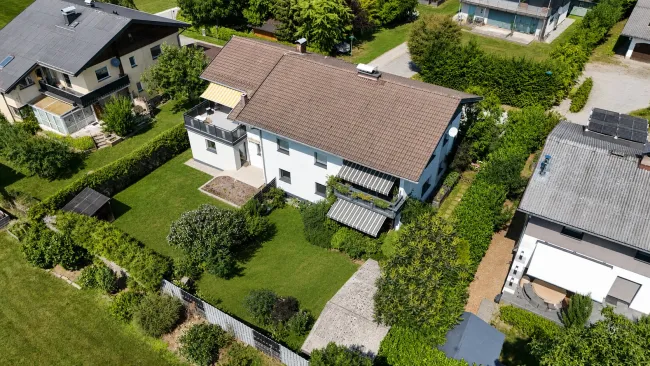 Doppelhaushälfte mit 2 getrennten Wohneinheiten, Garten, Balkon & 5 Stellplätzen in Perwang am Grabensee! - Bild