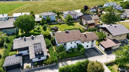 Doppelhaushälfte mit 2 getrennten Wohneinheiten, Garten, Balkon & 5 Stellplätzen in Perwang am Grabensee!