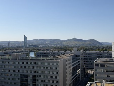 Moderne 2-Zimmer-Wohnung mit großzügiger Loggia, DC&Kahlenberg-Skylineblick, Garagenplatz, Fitness & Sauna im DC Living
