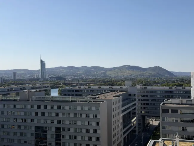 Moderne 2-Zimmer-Wohnung mit großzügiger Loggia, DC&Kahlenberg-Skylineblick, Garagenplatz, Fitness & Sauna im DC Living - Titelbild