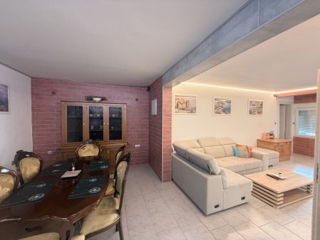 Attraktives Rendite-Zinshaus in Medulin, 312m², 9 Zimmer, Garten, Garage, 4 Terrassen!