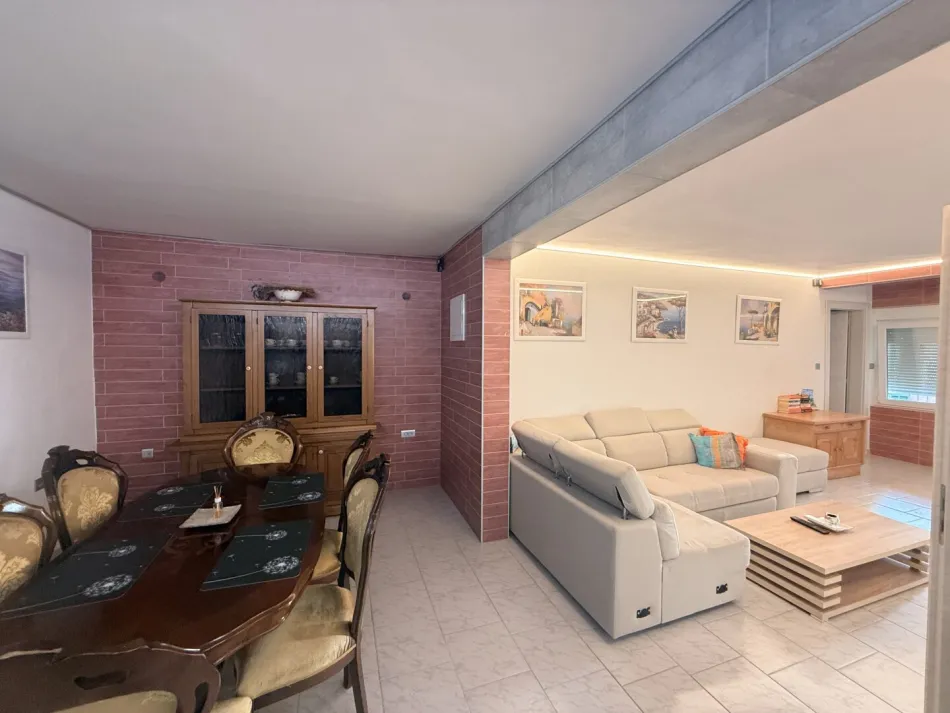 Attraktives Rendite-Zinshaus in Medulin, 312m², 9 Zimmer, Garten, Garage, 4 Terrassen! - Bild