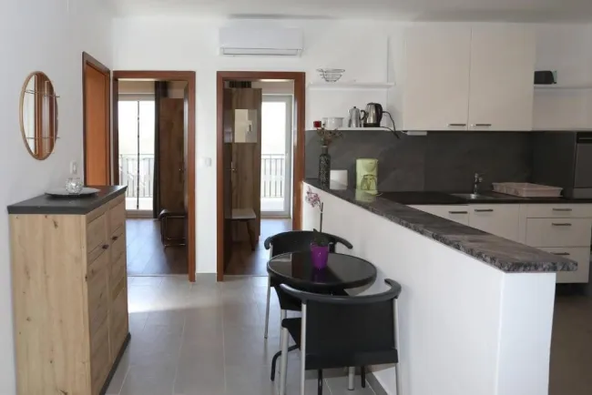 Traum-Apartmenthaus in Pula: 19 Zimmer, Pool, Garten & 8 Terrassen – Erstbezug! - Titelbild