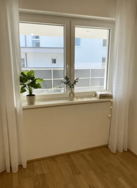 Zimmerfenster mit Gartenblick