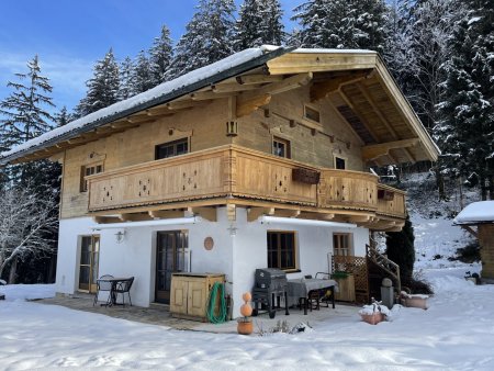 Saalfelden: Entzückendes Landhaus in idyllischer Hanglage zwischen Wald und Bergen!