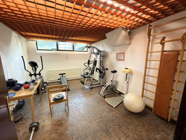 Fitnessraum im Schwimmbad Bereich