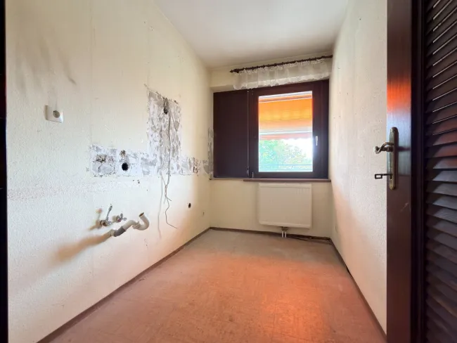 Küche - Wand zum Wohnzimmer kann entfernt werden