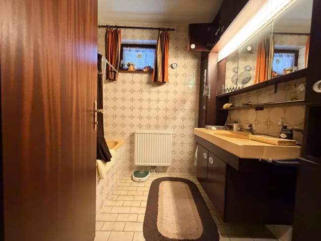 Badezimmer mit Fenster