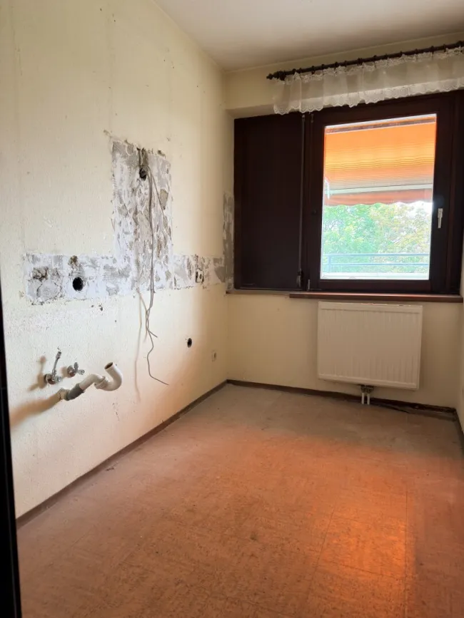 Küche - Wand zum Wohnzimmer kann entfernt werden