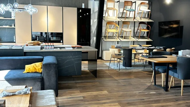 NEBENGEBÄUDE SHOWROOM