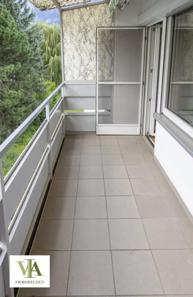 Gut geschnittene 3,5-Zimmer-Wohnung mit Balkon (Wohnfläche insg. ca. 65 m²) samt Garagenbox in Völs zu verkaufen - Bild