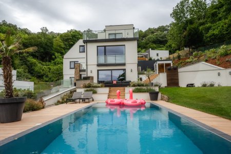 Elevated Living - Moderne VILLA MIT SALZWASSERPOOL, AUFZUG & HERRLICHEM AUSBLICK