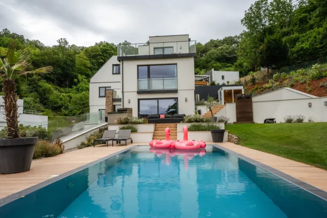 Elevated Living - Moderne VILLA MIT SALZWASSERPOOL, AUFZUG & HERRLICHEM AUSBLICK - Titelbild