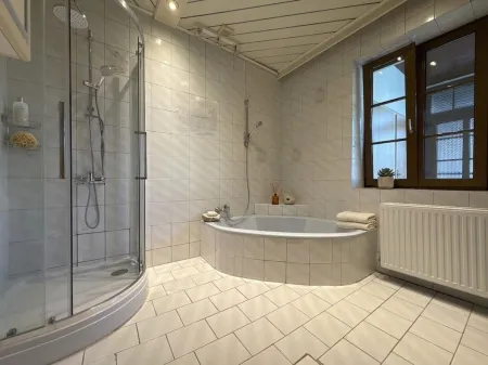Badezimmer (WC, Dusche, Badewanne)