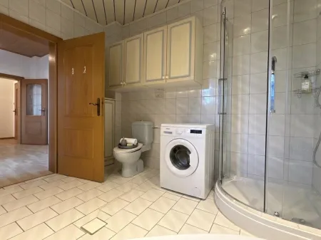 Badezimmer (WC, Dusche, Badewanne)