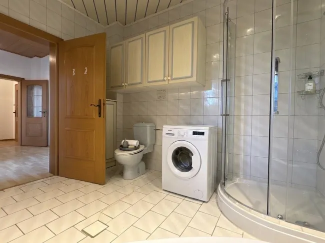 Badezimmer (WC, Dusche, Badewanne)
