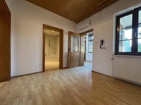 Vorraum (Zugang: Badezimmer, Wohn-Essbereich, SZ)