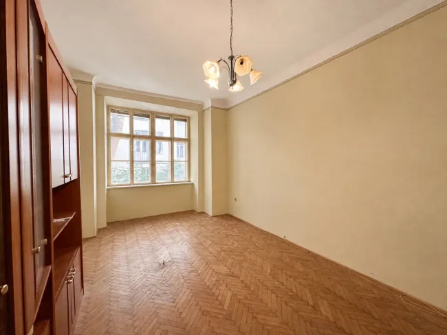 ***Sanierungsbedürftige 2,5 Zimmer-Altbauwohnung nahe Aumannplatz in ruhiger Innenhoflage*** - Bild
