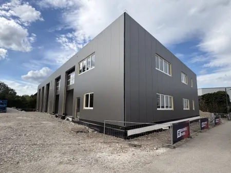 KAUF / MIETE, BEZUG ENDE 2026! Betriebs-/Produktions- oder Lagerhallen mit Flächen von 63 - 120 m² zu verkaufen / vermieten in Vöcklabruck / Nähe Varena (Top 7)