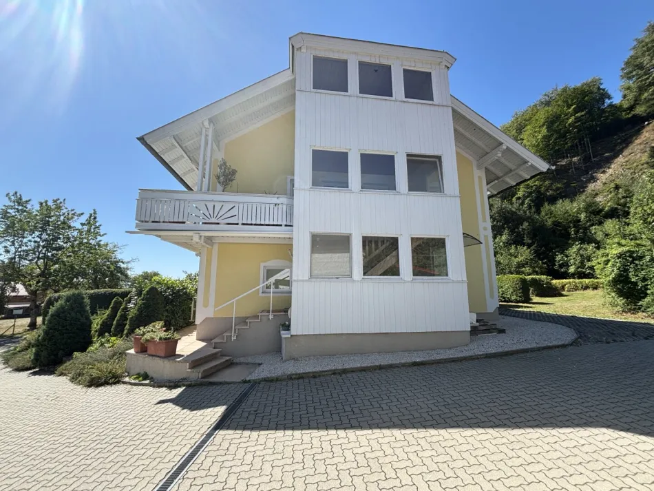 Idyllisches großzügiges Landhaus mit Einliegerwohnung / Praxis, Doppelgarage und XXXL 7.273 m² Grundstück in wunderschöner Waldrandlage in Frankenburg am Hausruck - Bild