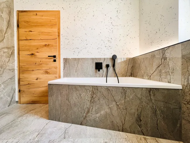 Badezimmer 2 mit Designer-Badewanne