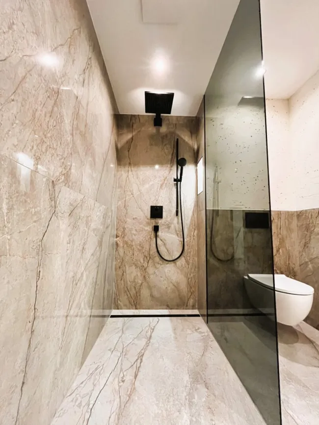 Bad 1 mit Walk-In-Dusche und WC